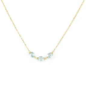 Collana in oro giallo con centrale di topazio azzurro ovale