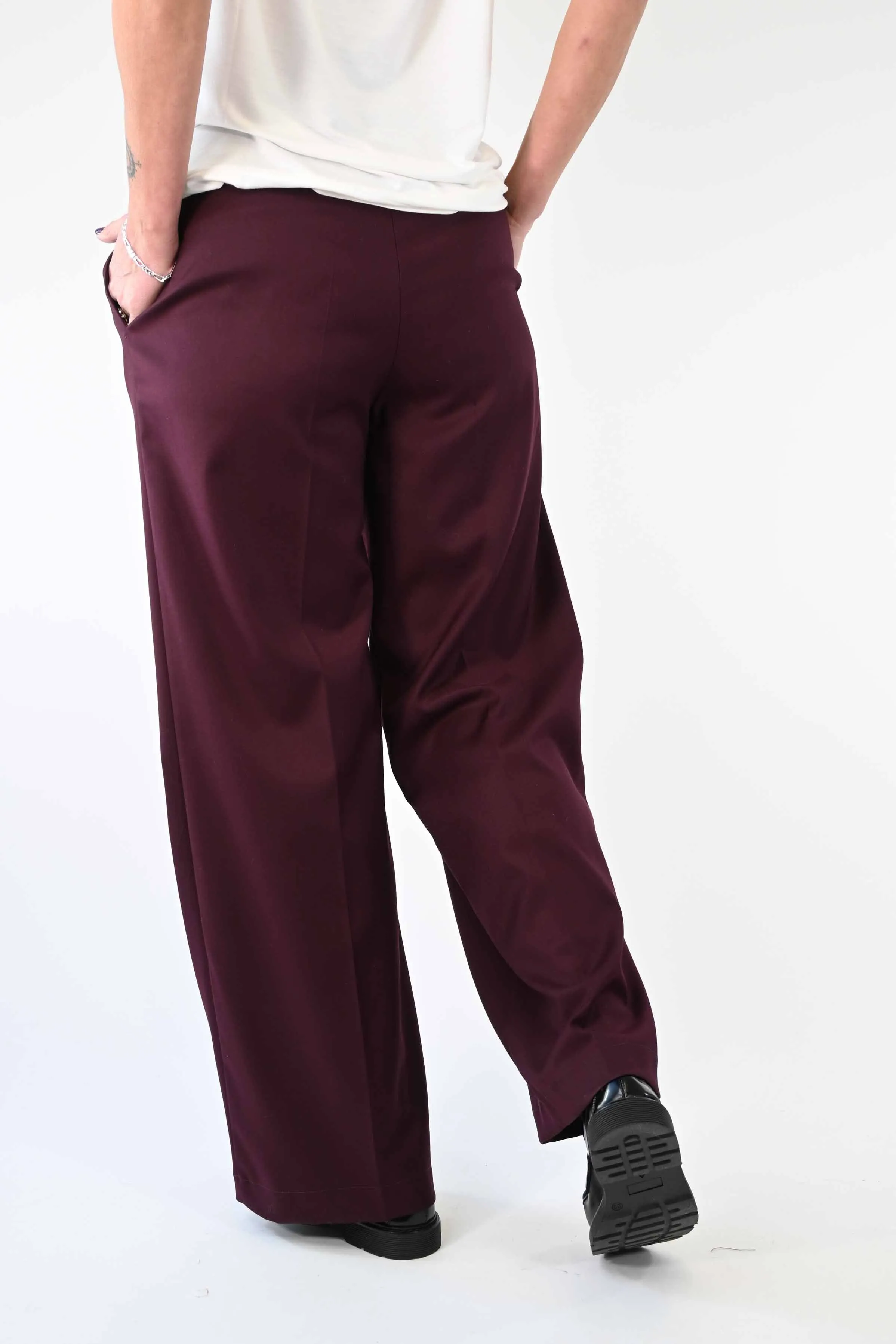 PANTALONE PALAZZO CON PENCES COLOR BORDEAUX