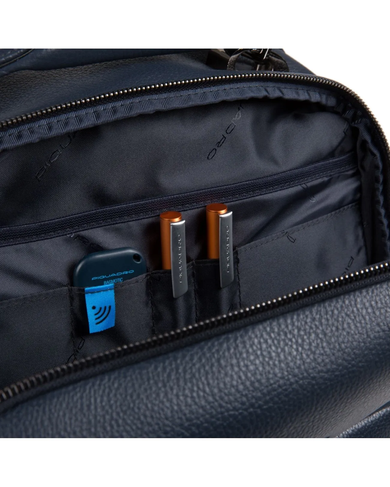 Piquadro - Zaino da viaggio in pelle porta pc 15.6'' e porta Ipad 10.5'' / 9.7'' | Studioarch.com
